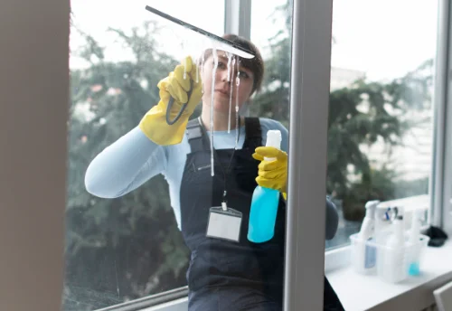 Nettoyage de vitres intérieures et extérieures à la Prénessaye